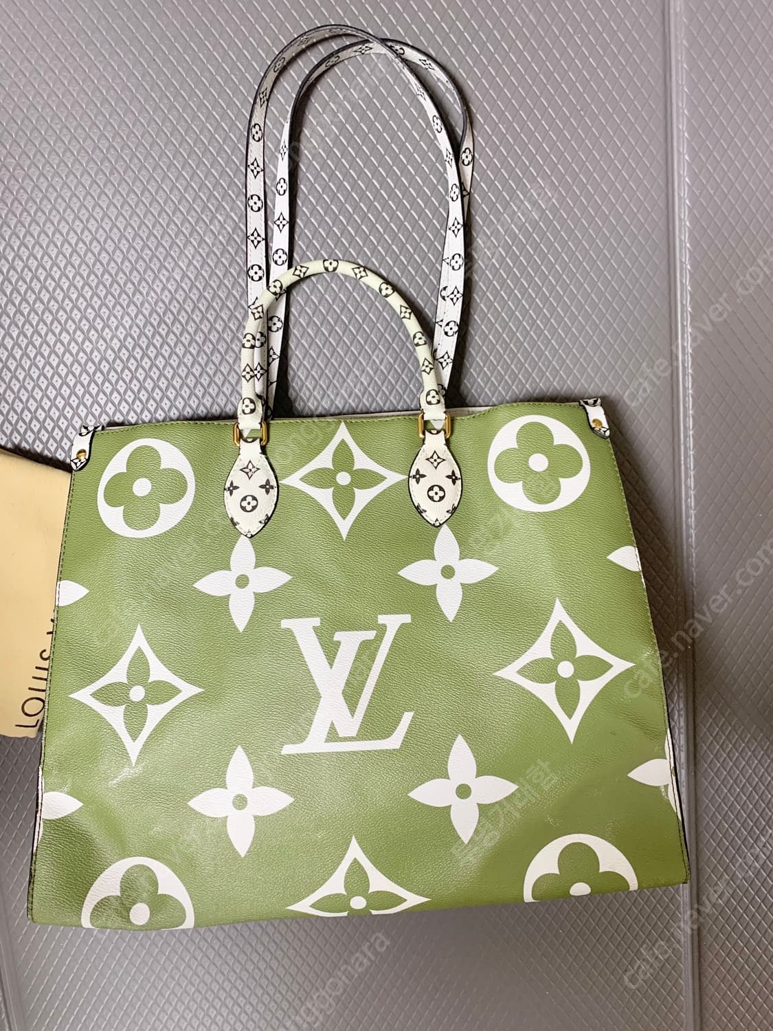 루이비통 온더고 GM 한정판 M44571/희소성 컬러/부분 사용감 상품이미지1