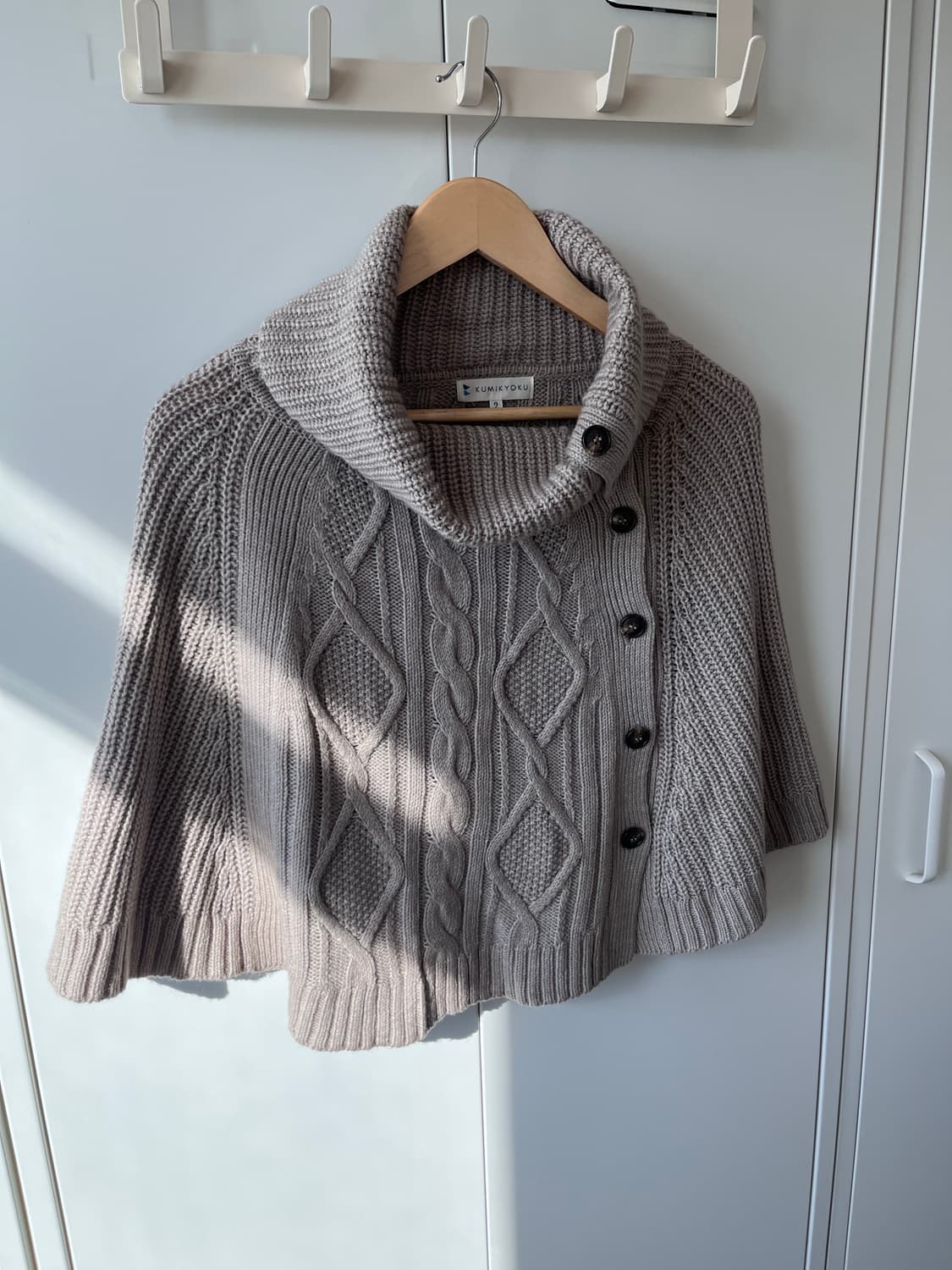 Kumikyoku 단추 케이프 니트 사와코  상품이미지7