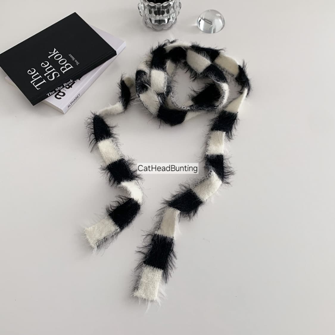 안유진 착용_UNISEX 플러피 스트라이프 롱 슬림 머플러 상품이미지6