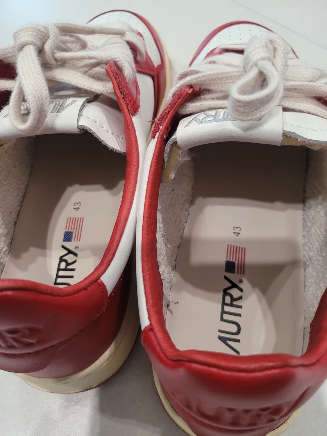 강렬한 존재감" 오트리 메달리스트 레드 범고래 (43사이즈)
 상품이미지7