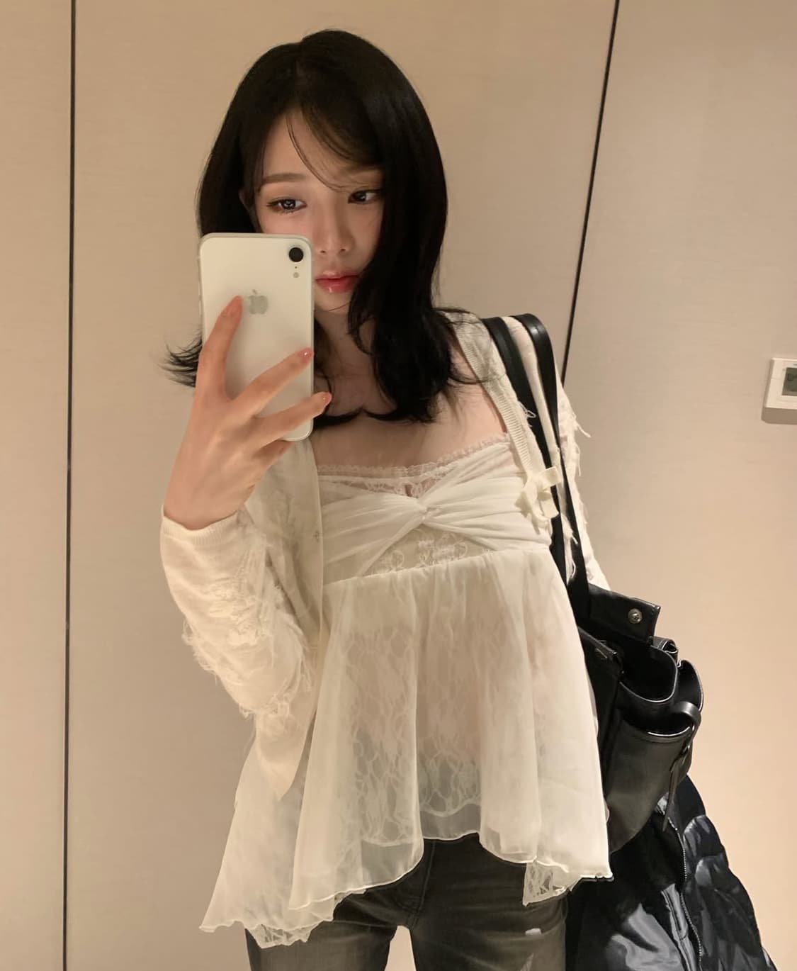 카리나 착용 페인오어플레져 로즈셔링탑 화이트 상품이미지1