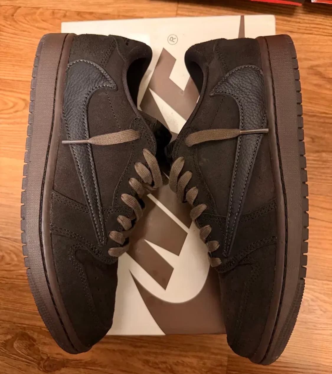 나이키 트레비스스캇 에어조던 1 벨벳브라운 상품이미지4