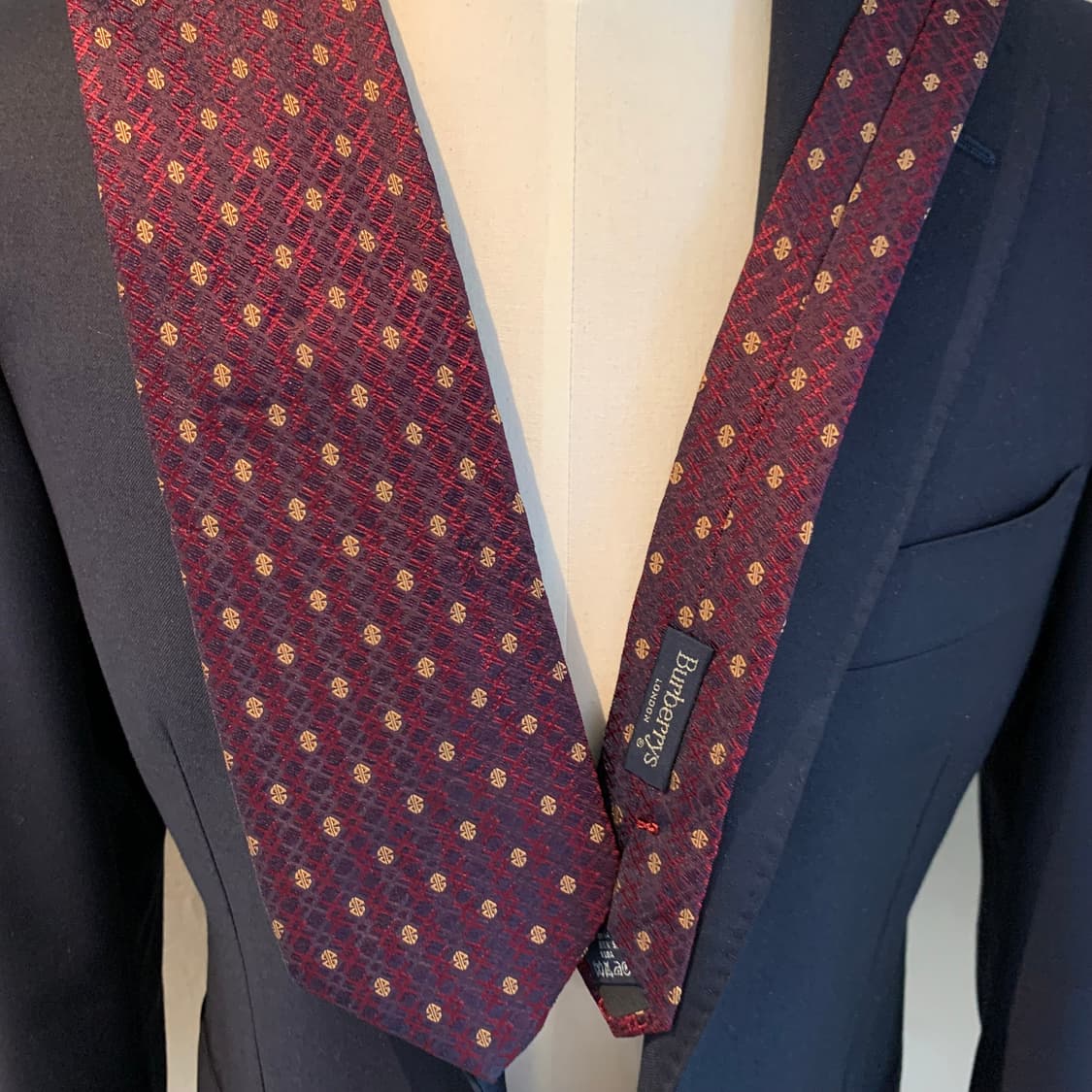 버버리(BURBERRY) 레드버건디컬러 신형라벨 100실크 명품넥타이 상품이미지2