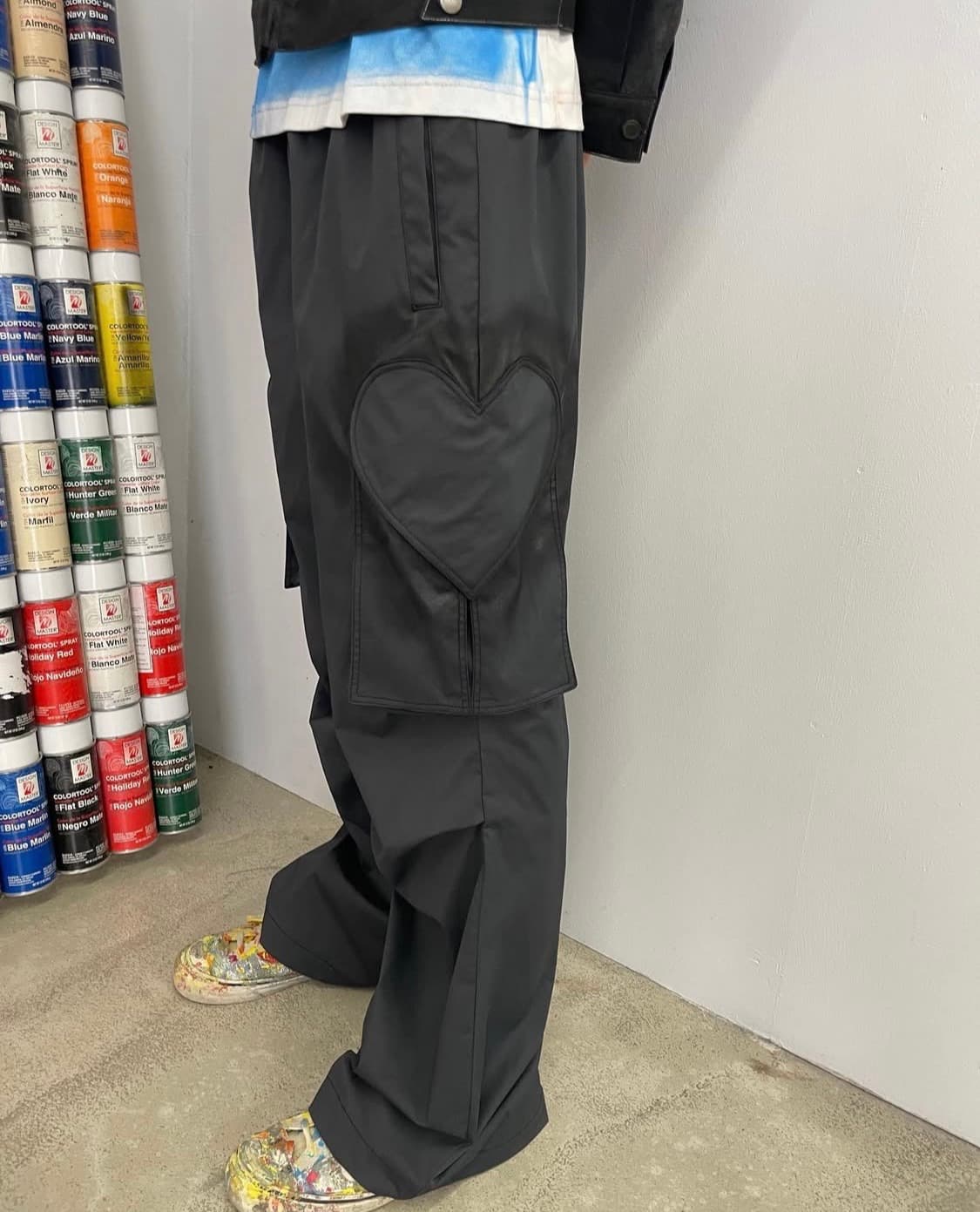 더뮤지엄비지터 하트 스프레이 카고 팬츠 네이비 상품이미지1