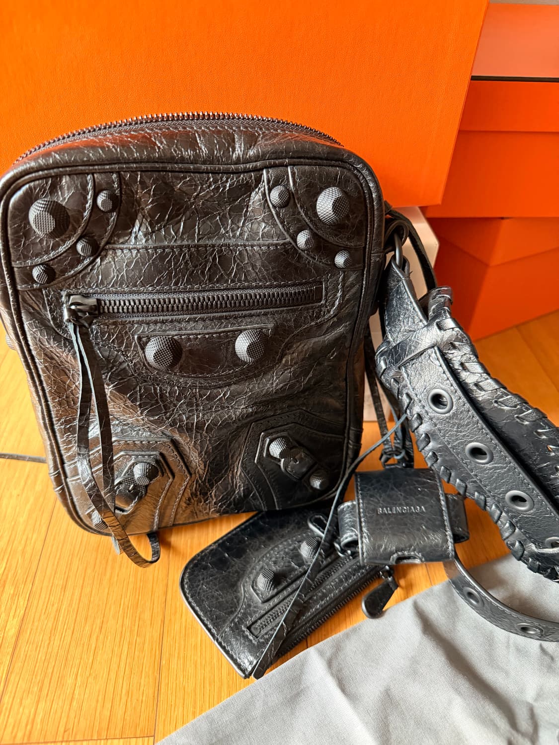 발렌시아가 르카골 크로스백 올블랙 상품이미지2