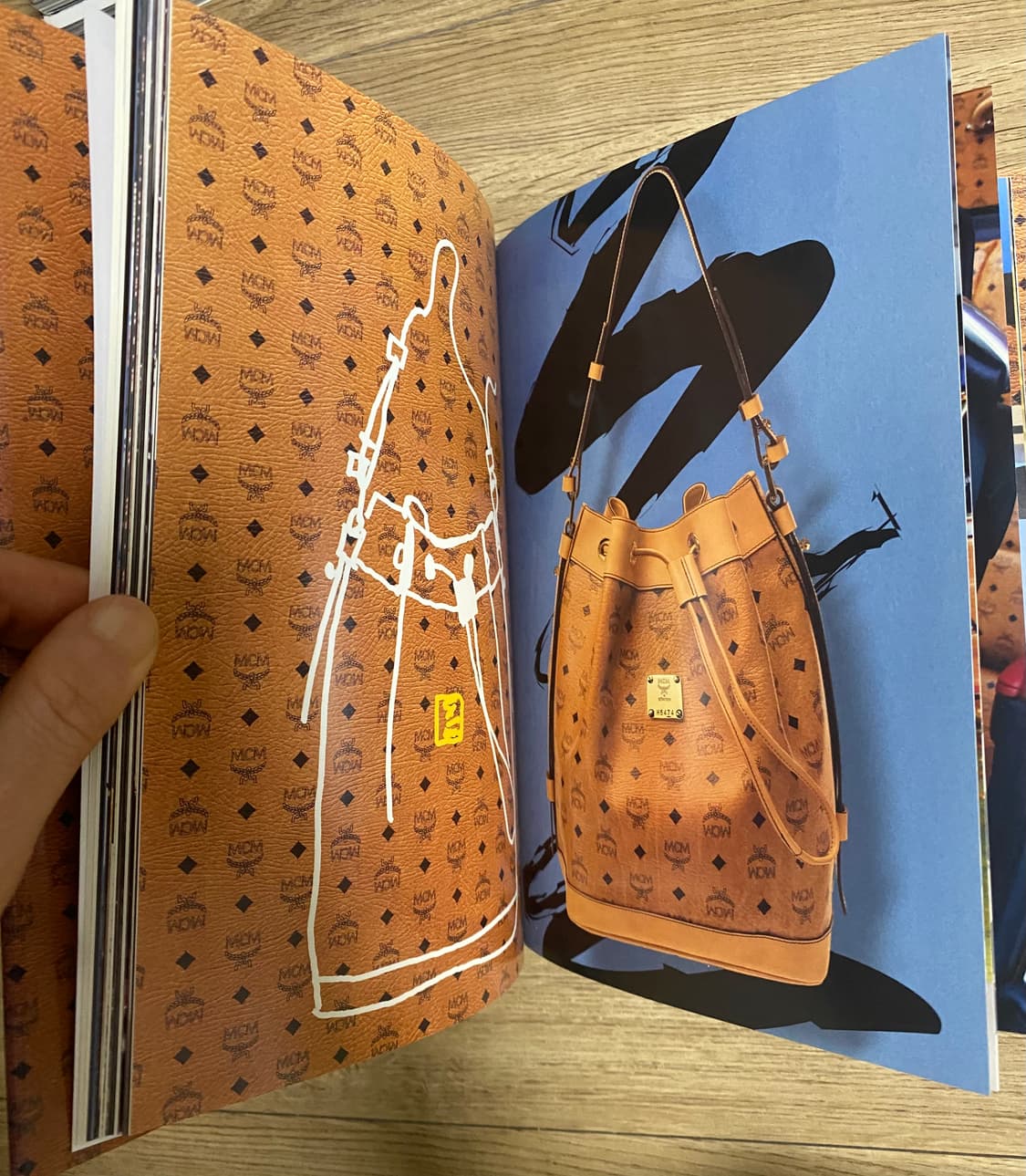 MCM 브렌드 북 영문 상품이미지4