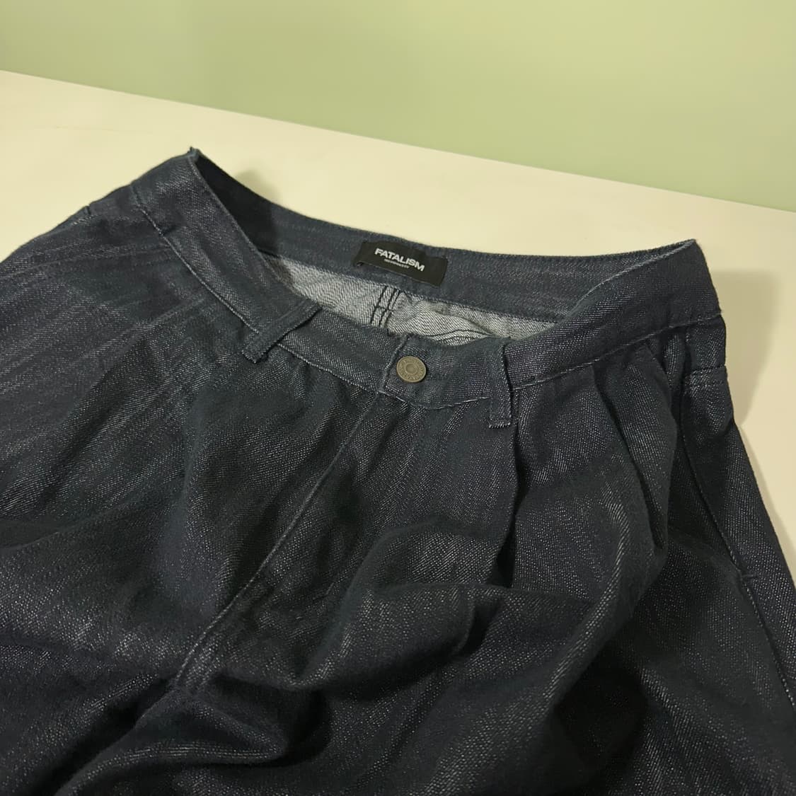 L 페이탈리즘 세미와이드핏 투턱 인디고 데님팬츠 상품이미지1