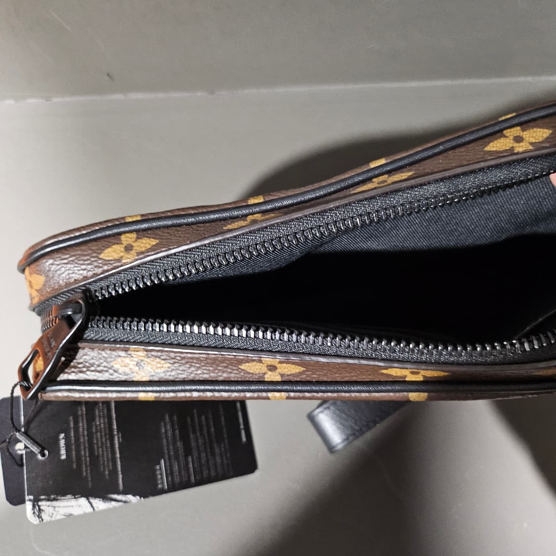 루이비통 버질아블로 모노그램 볼가 스트랩 클러치백 상품이미지4