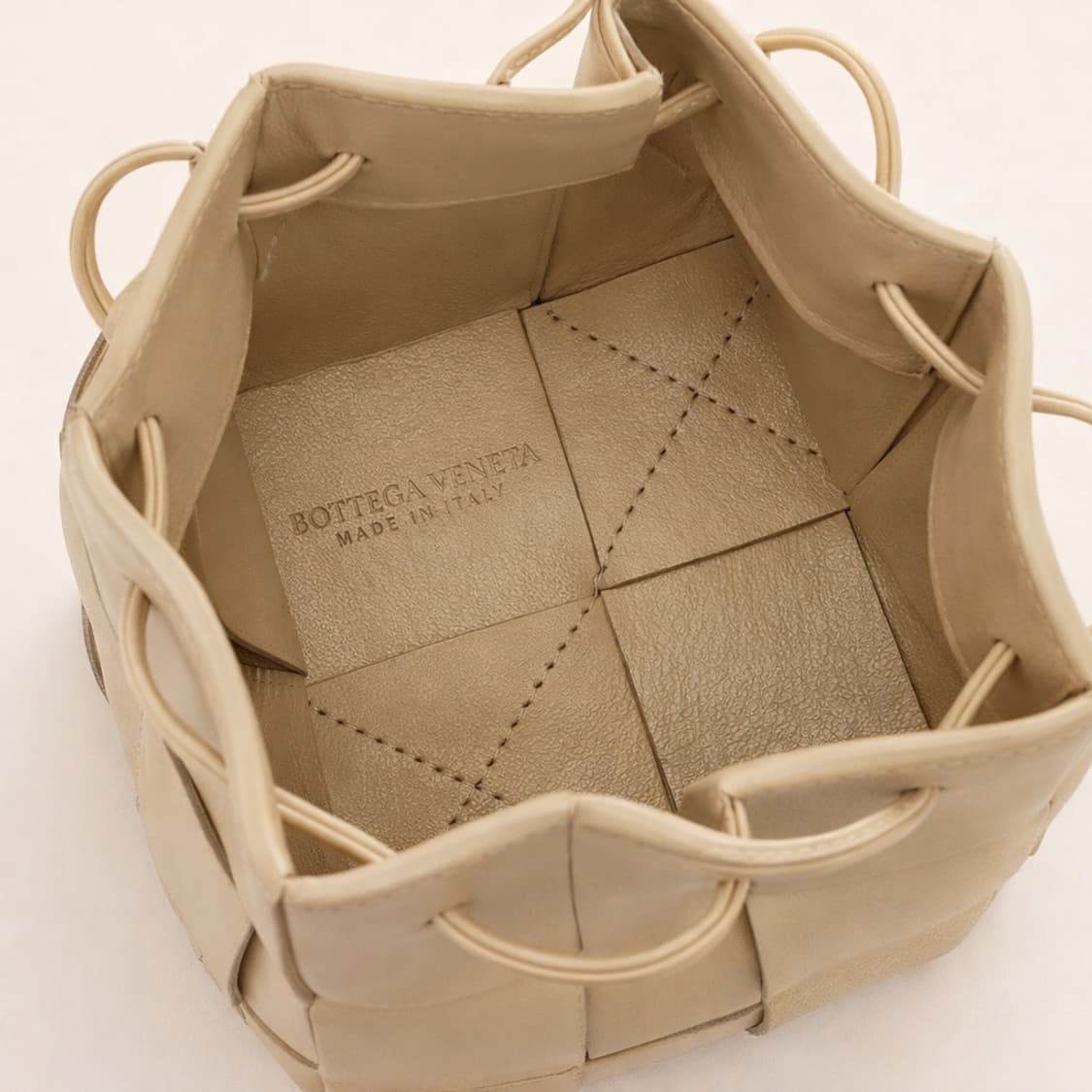 [S급] 보테가베네타 카세트 버킷백 미니 판매합니다!!! 상품이미지3