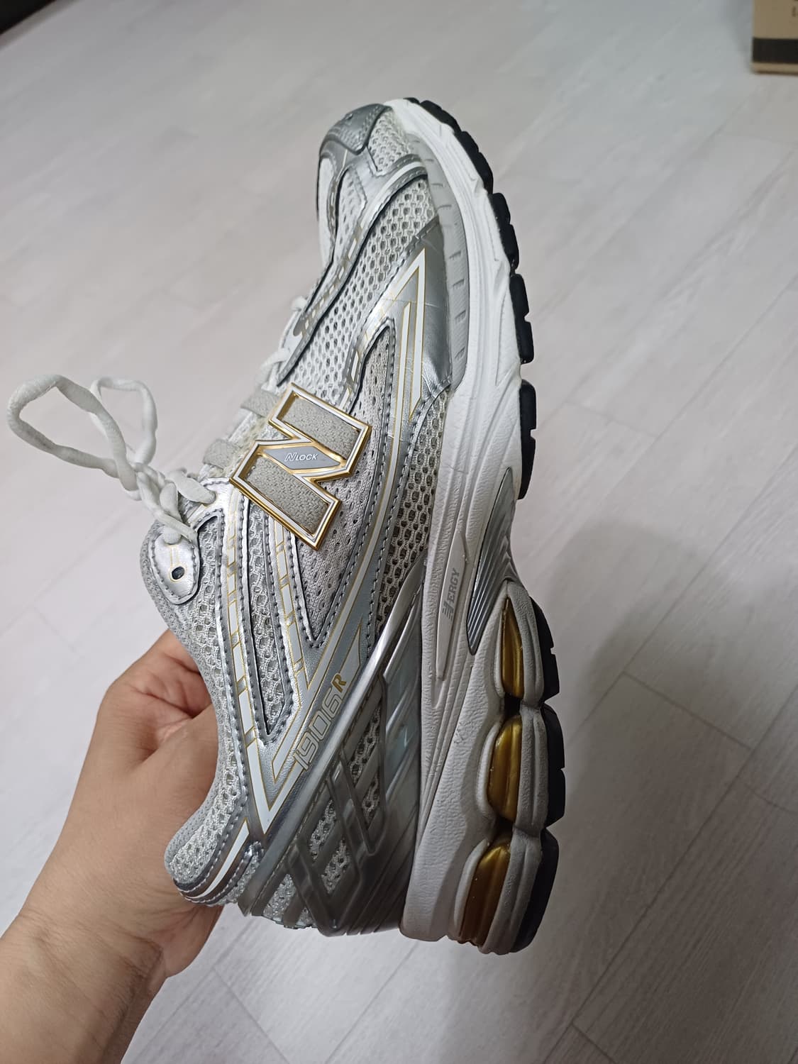 뉴발란스 뉴발란스 1906R 실버 화이트 메탈릭 운동화 270사이즈 상품이미지4