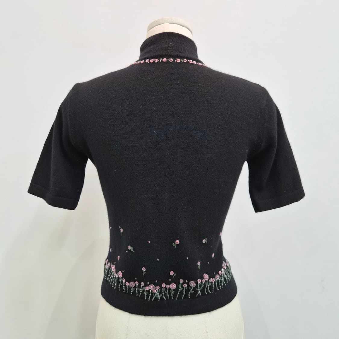 일본 수공 꽃비즈 자수 블랙 하이넥 반팔 니트  상품이미지7