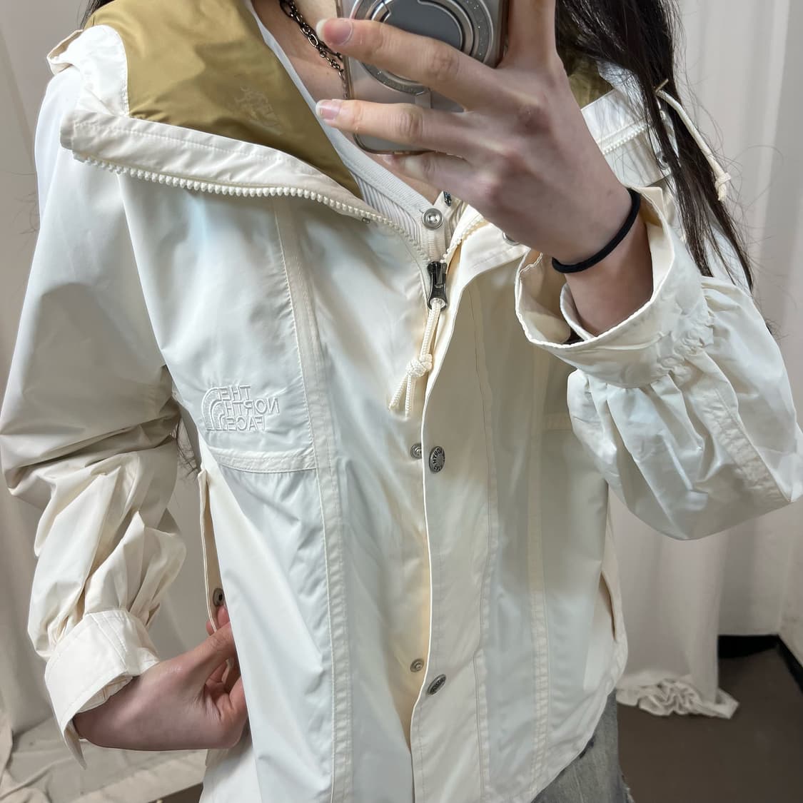 The North Face cream windbreaker 상품이미지3