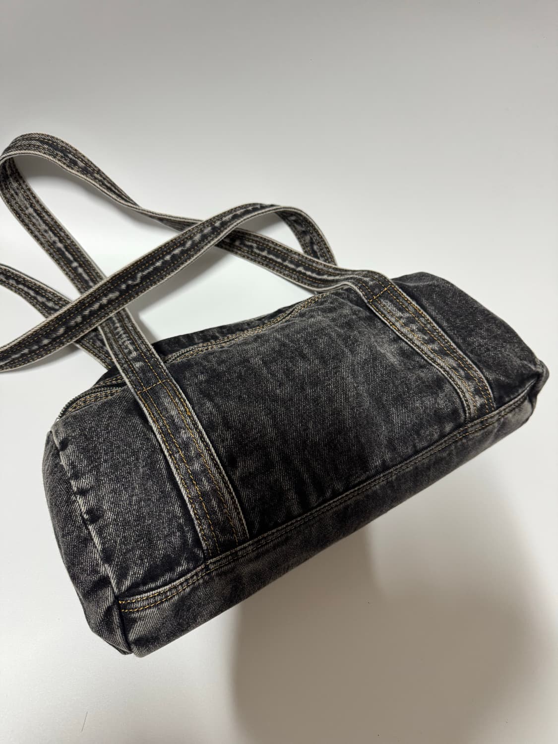 마뗑킴 워시드 데님 더플백 블랙 상품이미지4