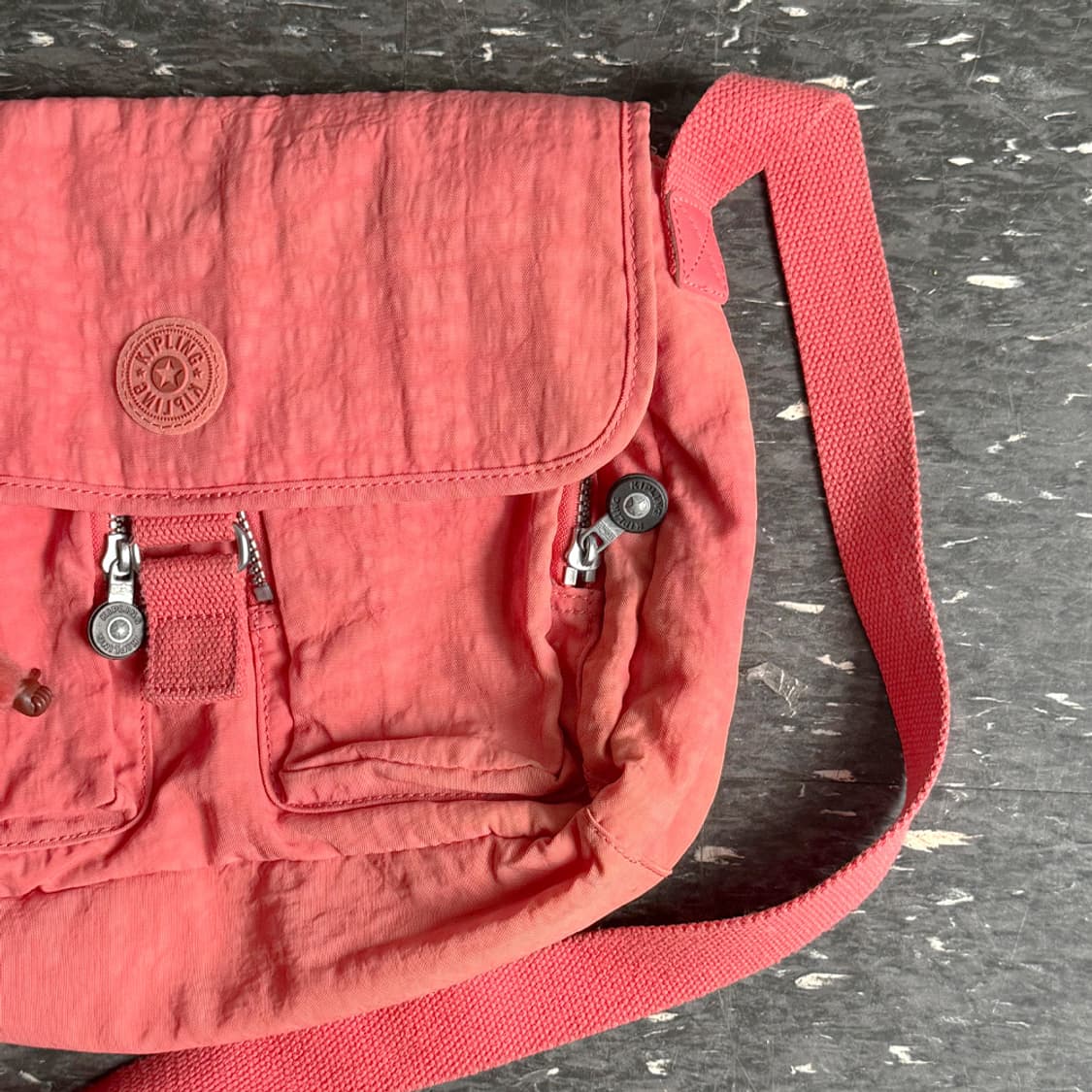 [KIPLING] 체리 플랩 크로스 백 상품이미지2