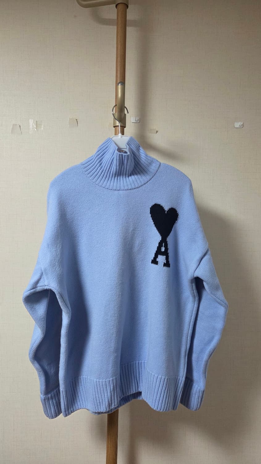 아미 빅하트 로고 터틀넥 니트 스카이블루 상품이미지1