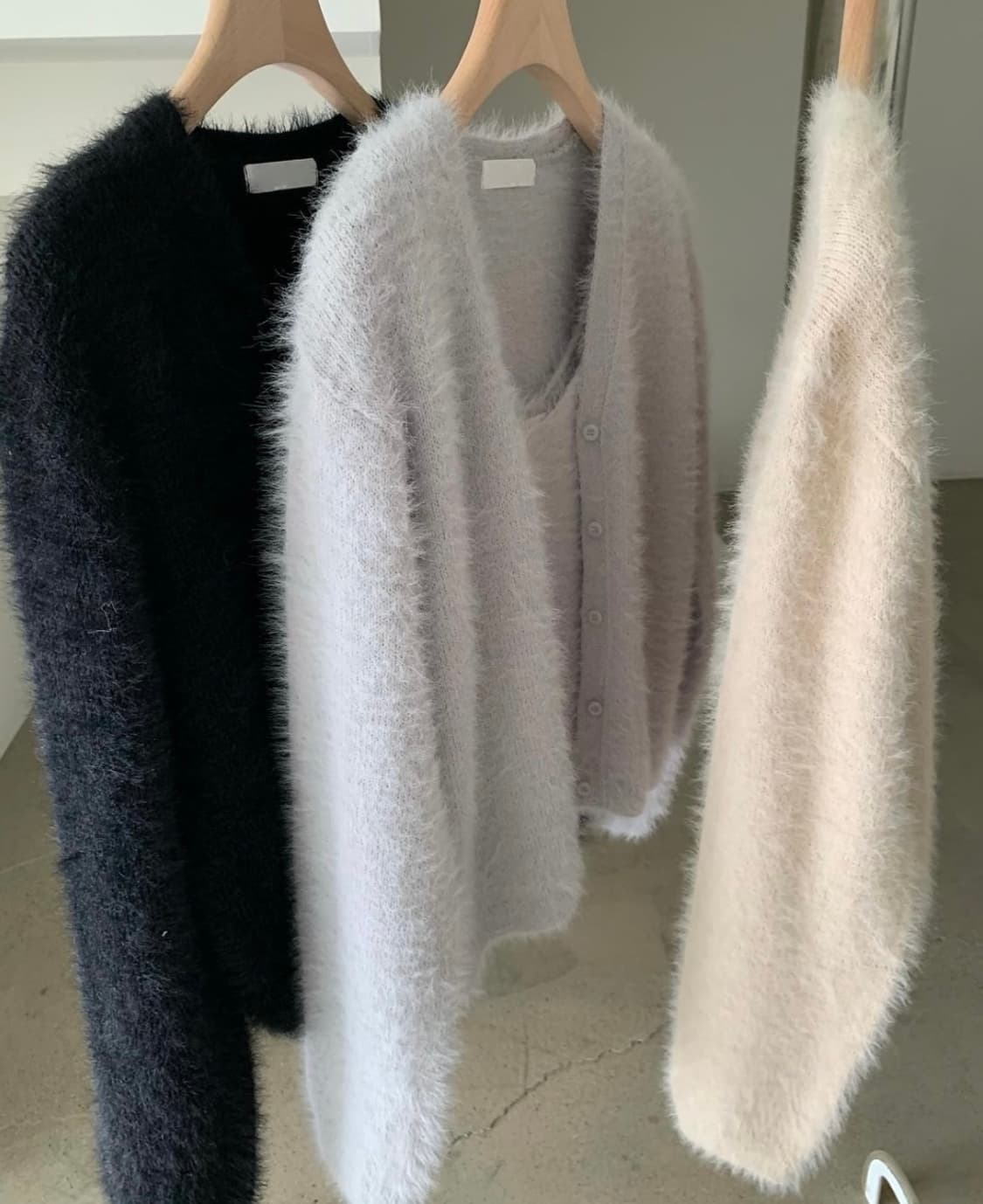 유해브썸띵 모에 퍼 니트 가디건 블랙  상품이미지3