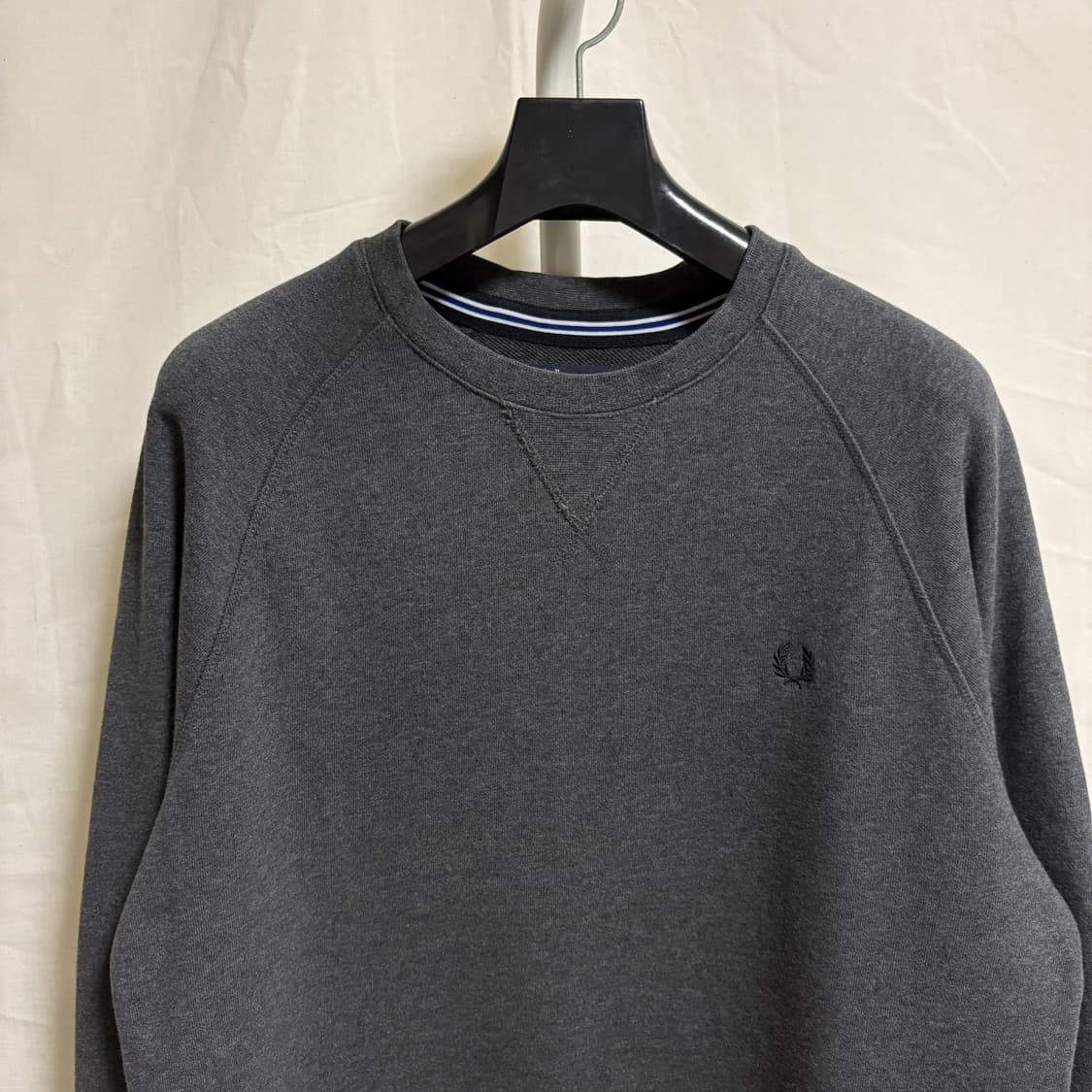 프레드페리 로고 자수 맨투맨 스웻셔츠 / 차콜, M 상품이미지2
