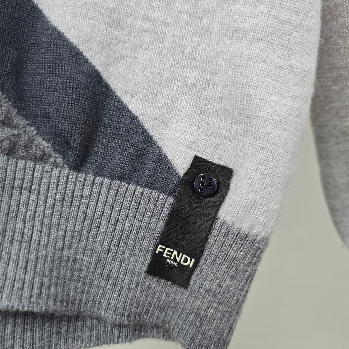 23fw 펜디 FF 로고 패턴 니트 48사이즈 95 판매 상품이미지2