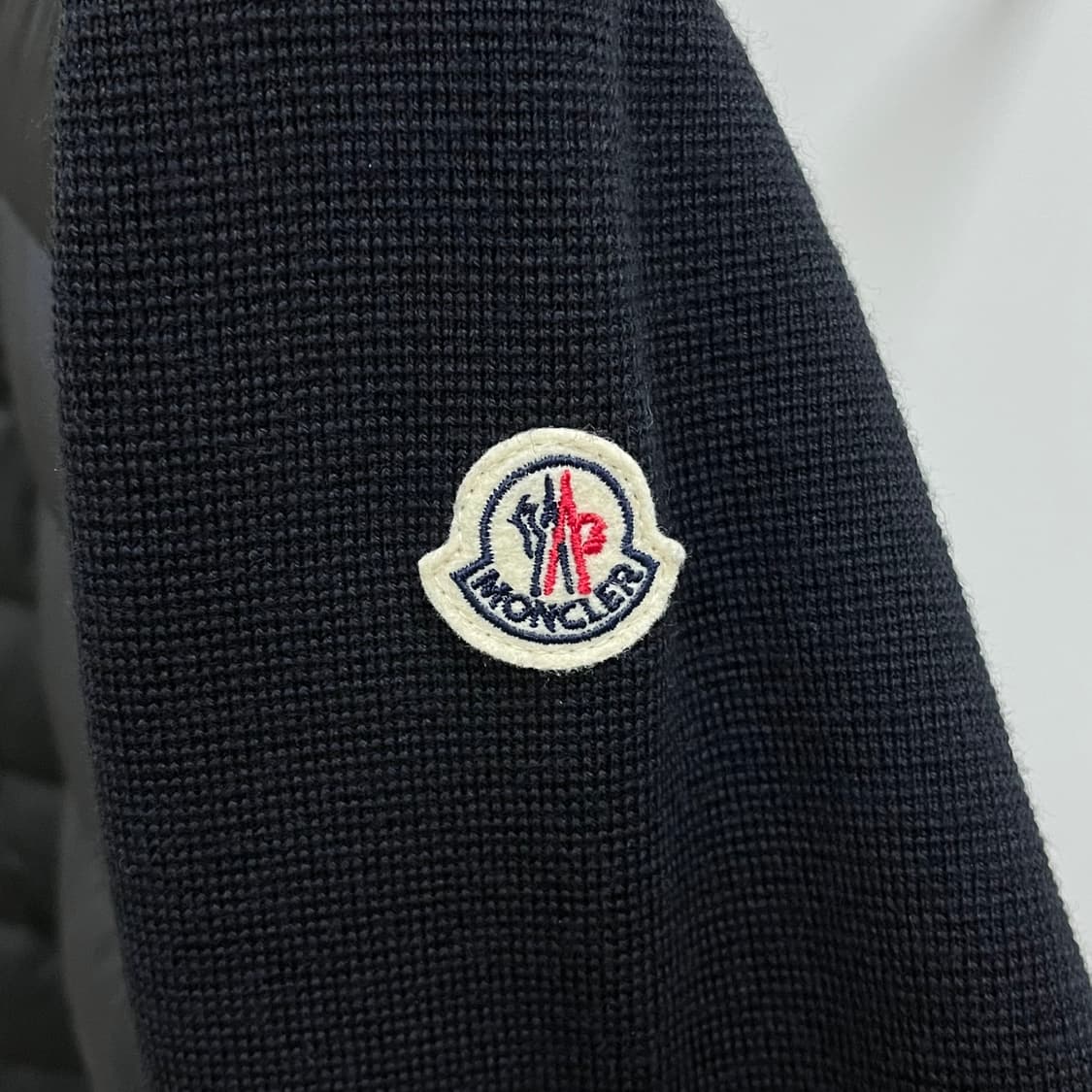 [25년식/M사이즈] 몽클레어 니트패딩 와펜 로고 김현우 패딩 블랙 상품이미지2