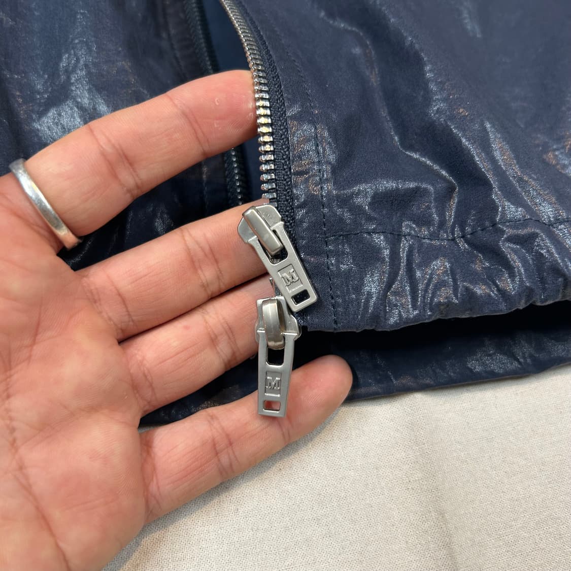 Free) 마땡킴 로고 코팅 점퍼 네이비 상품이미지3