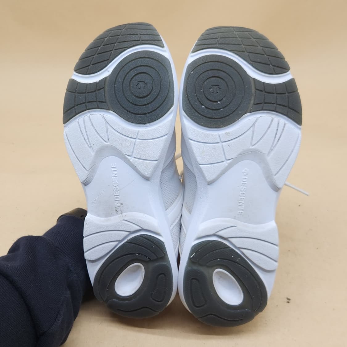 데상트 네오레이스2.0 여성운동화240  상품이미지3