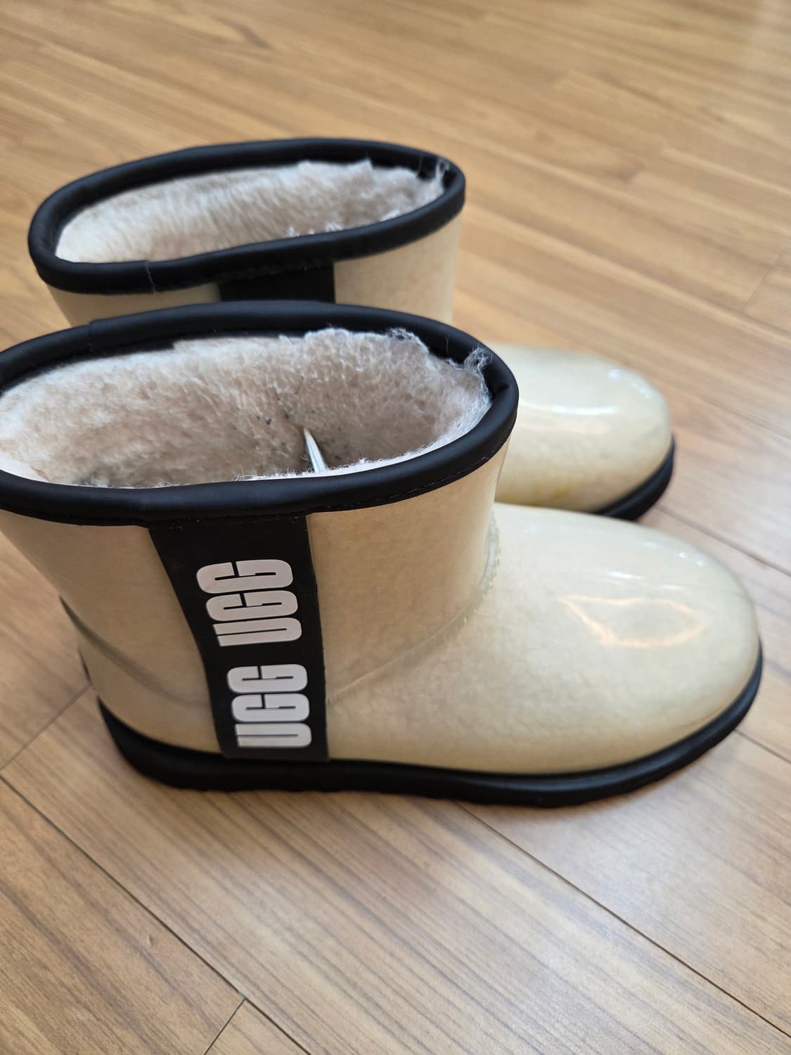 UGG 어그 클리어 부츠 베이지 색상 230mm 입니다. 독특한 디자인이 상품이미지2