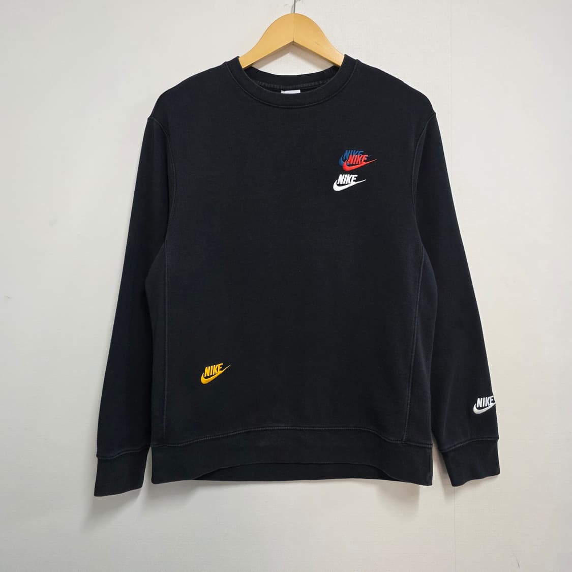 M 95 나이키 멀티스우시 맨투맨 블랙 상품이미지1