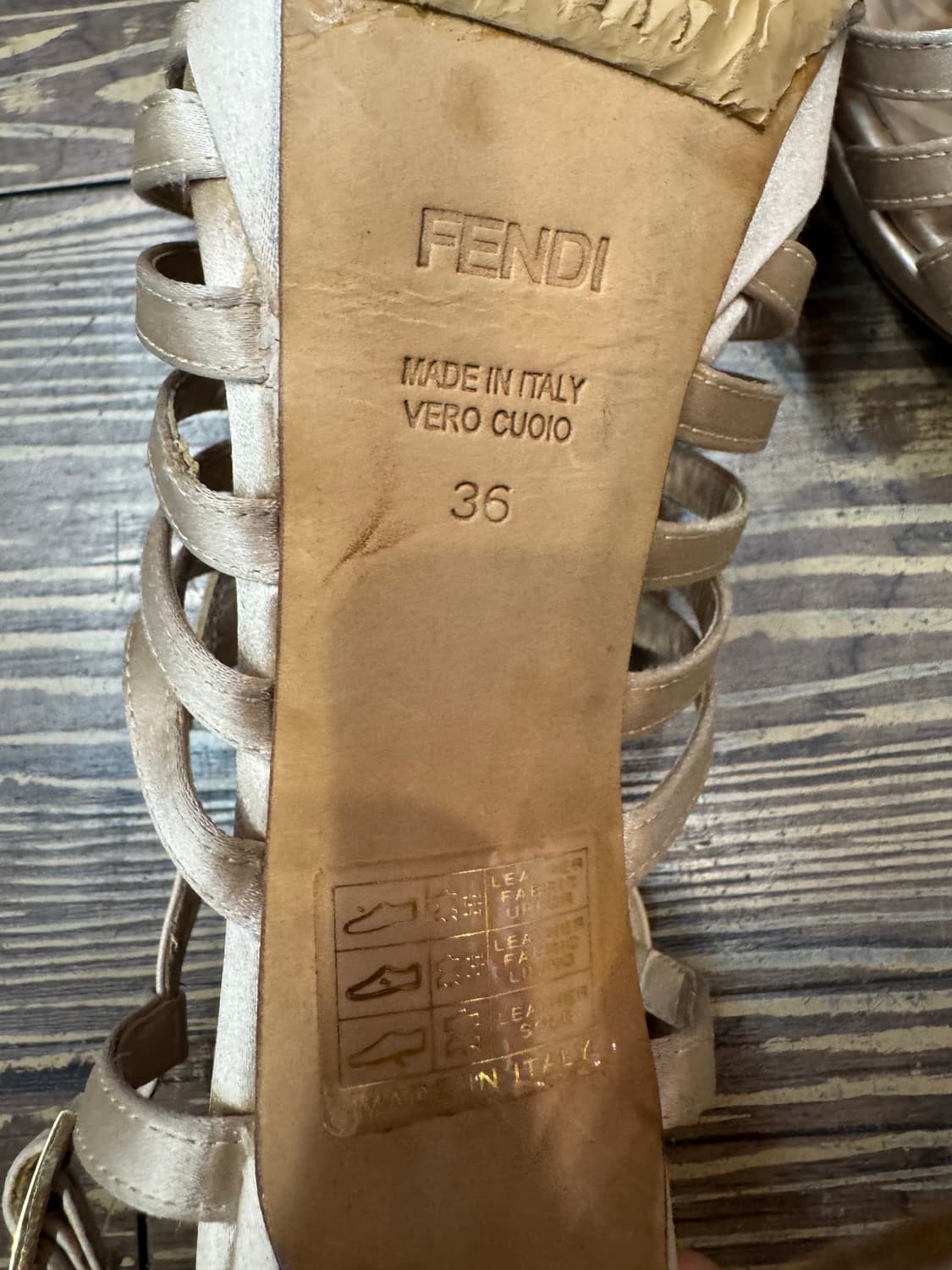 펜디 크리스탈 샴페인 골드 스트랩 샌들힐230 상품이미지7