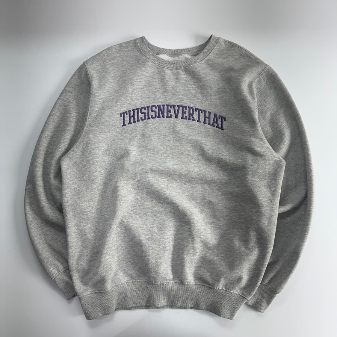 Thisisneverthat 디스이즈네버댓 그레이 맨투맨 상품이미지3