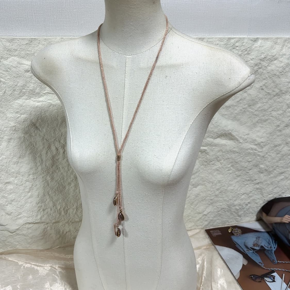 빈티지 핑크 스웨이드 조절끈 오리엔탈 목걸이 상품이미지1