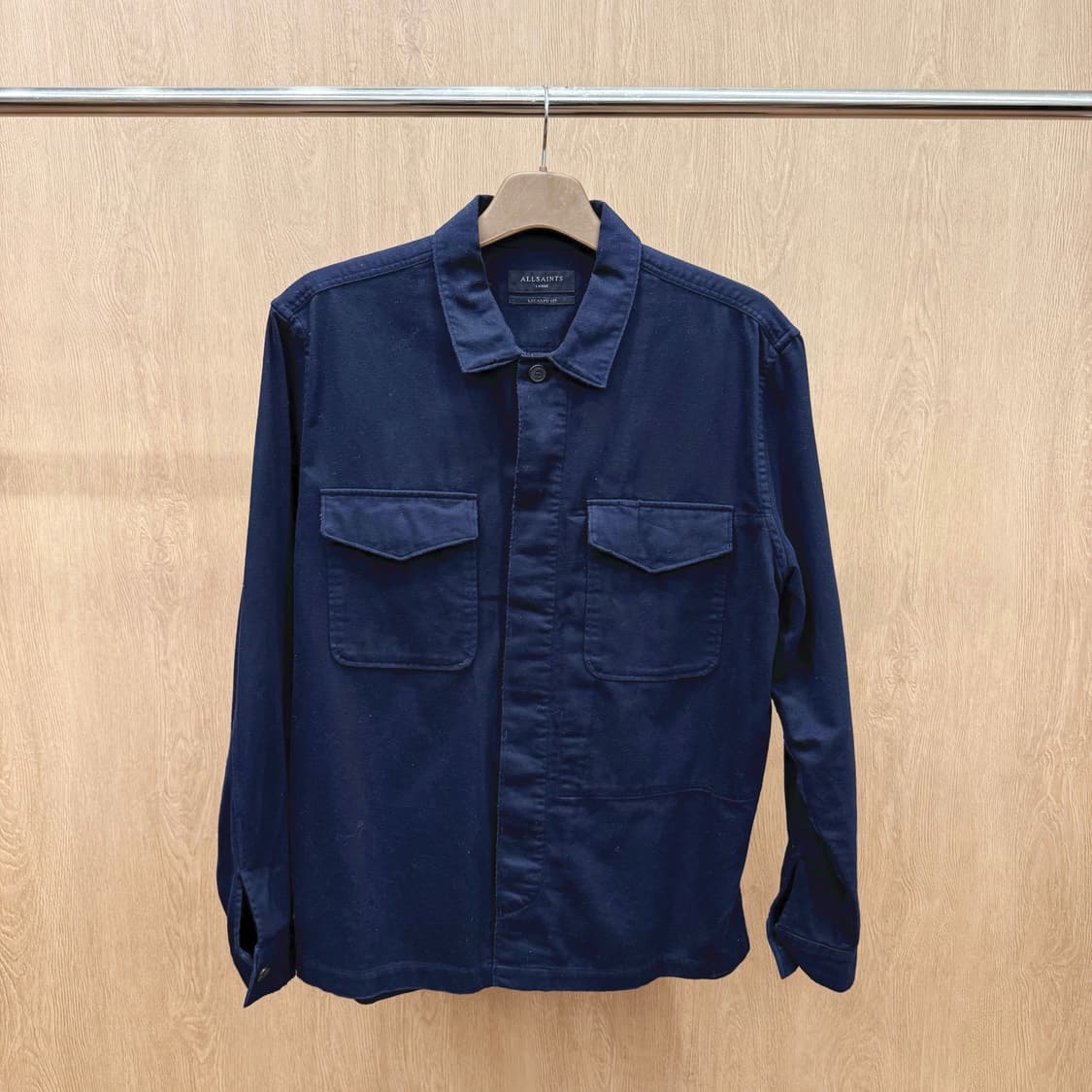 올세인츠 코튼 셔츠 자켓 투포켓 디테일 릴렉스드핏 네이비 상품이미지2