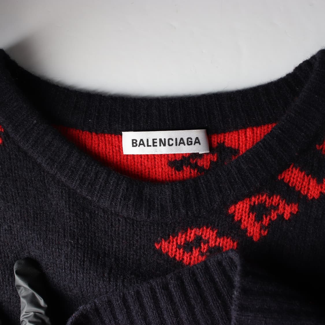 발렌시아가 올오버 로고 패턴 울 니트 스웨터 상품이미지3