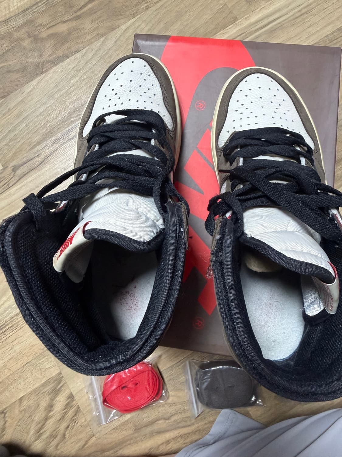 판매)나이키 에어조던1 트래비스 스캇 모카 270 풀구성 상품이미지6