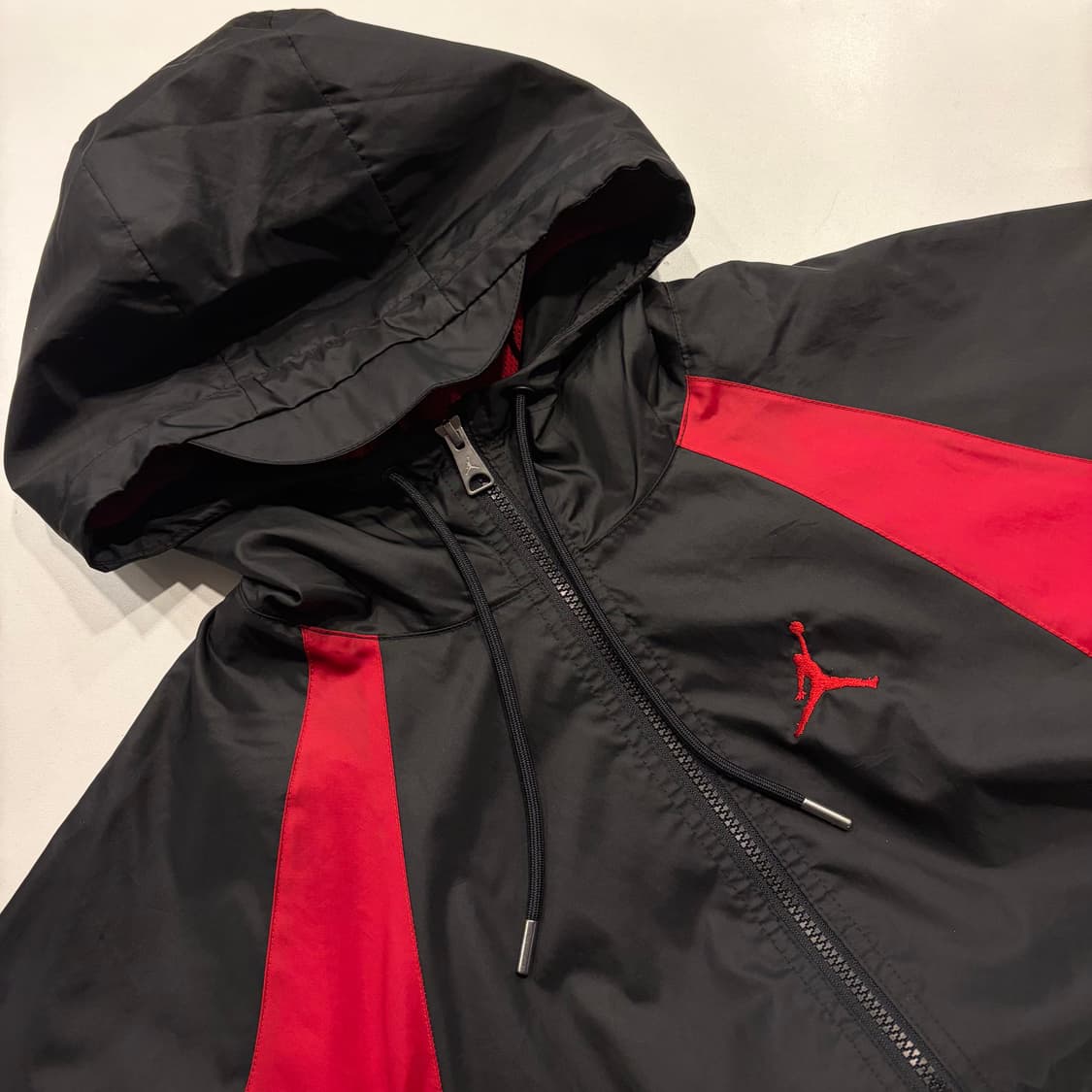 [L] 조던 에센셜 블랙/레드 후드 바람막이 자켓 D155 상품이미지3