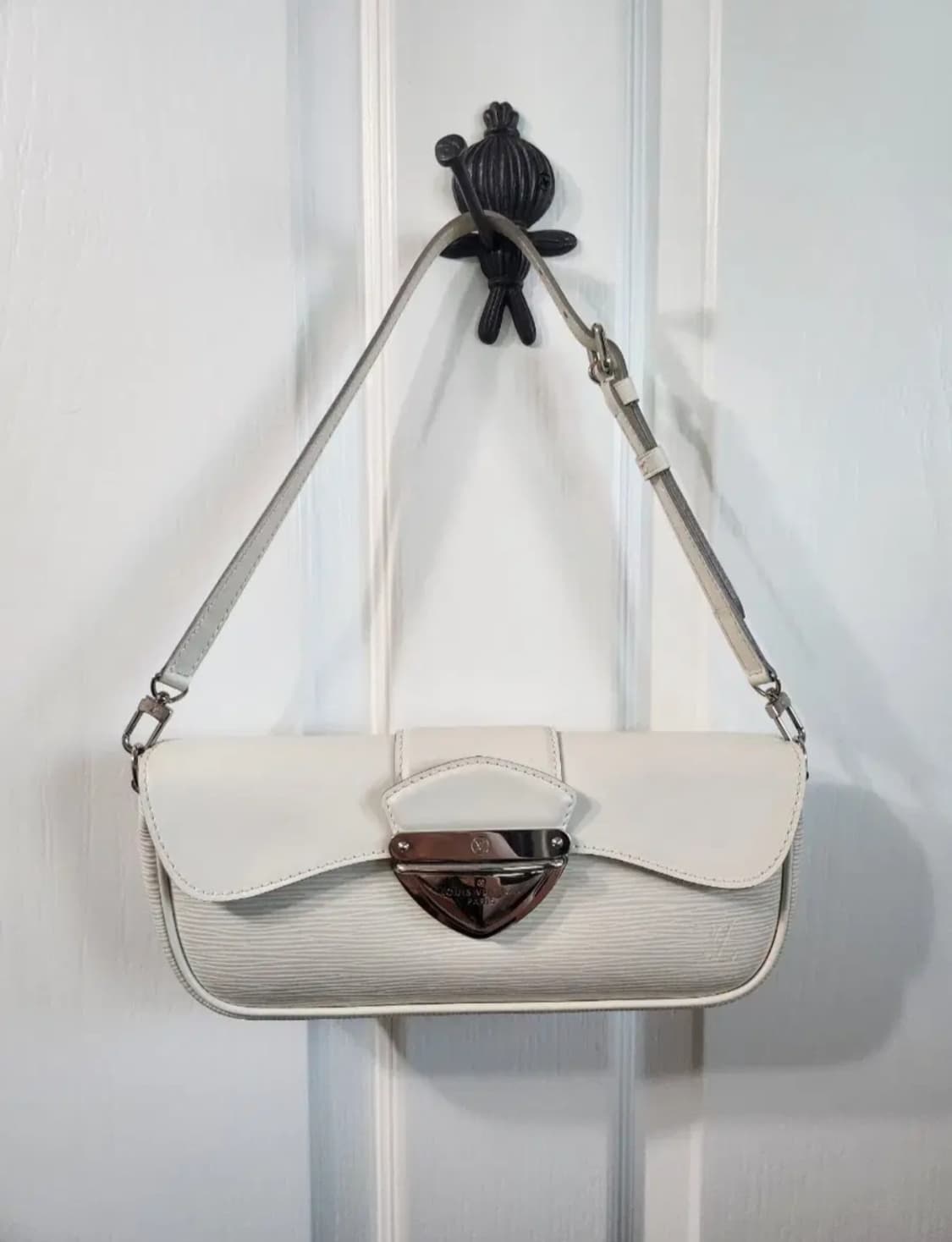 루이비통 에피 에삐 몽테뉴클러치 아이보리화이트 상품이미지1