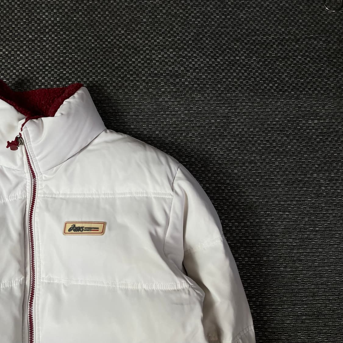 아식스 화이트 레드패치 덕다운 패딩 95 상품이미지3