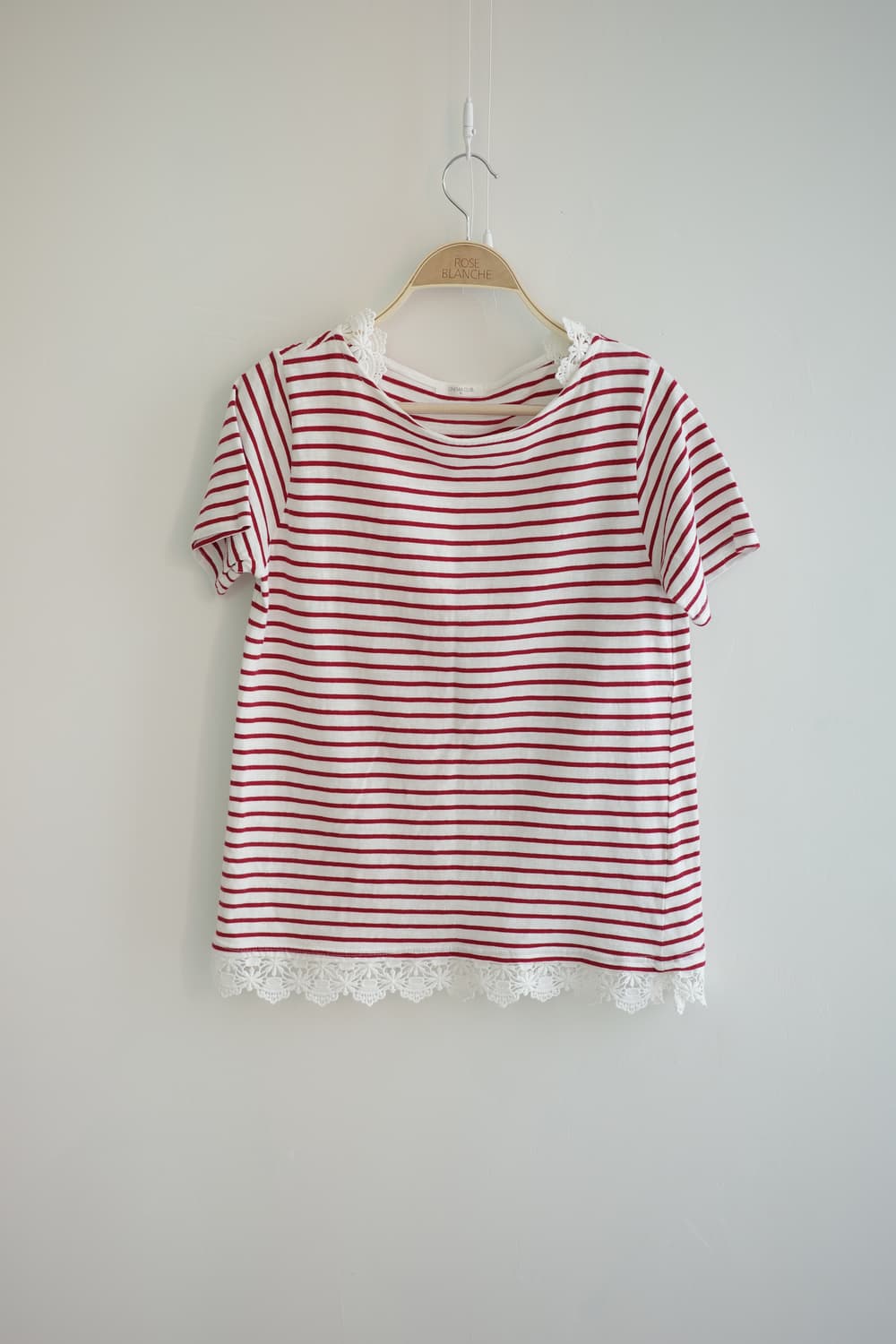 CINEMA CLUB 
• 레드 스트라이프 레이스 티셔츠 상품이미지1