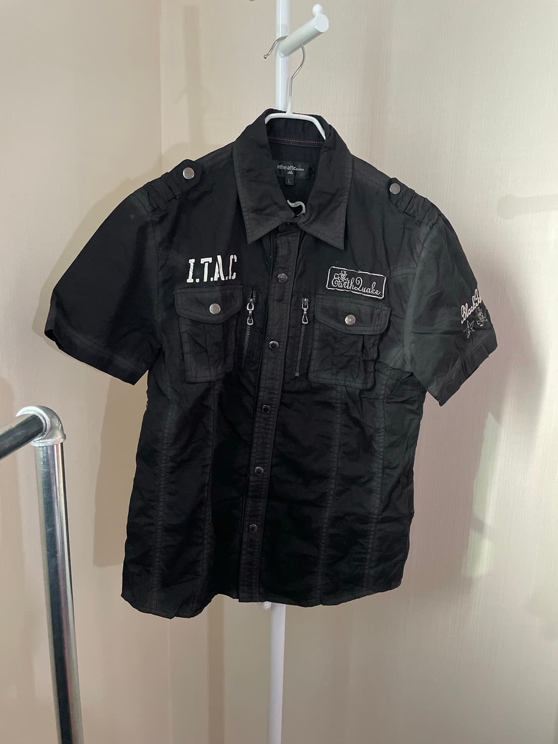 락시크 레터링 자수 블랙 반팔 셔츠 상품이미지2