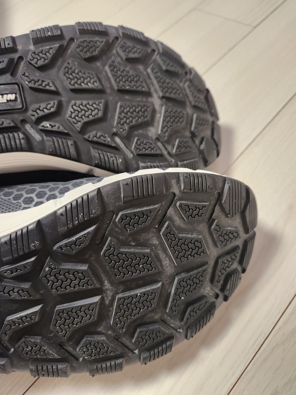 새상품급)언더아머 러닝화 UA 호버 리액터 미드 3020313-001 운 상품이미지7