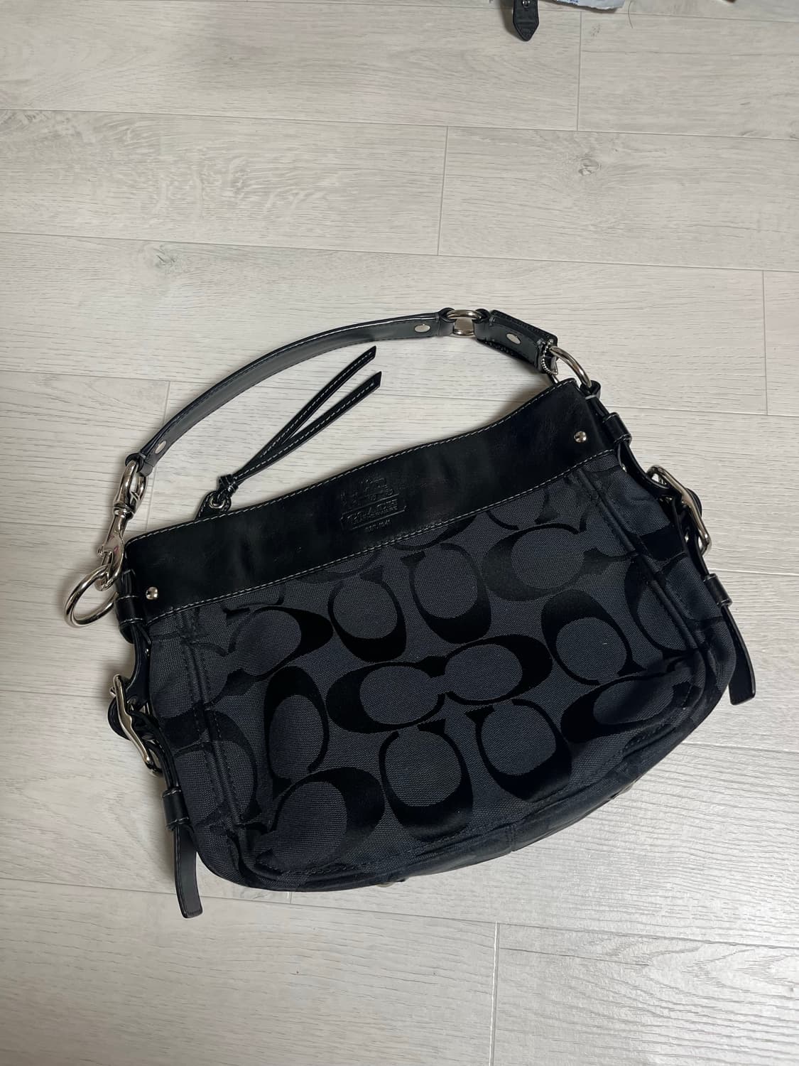 코치 버클 숄더백 상품이미지1