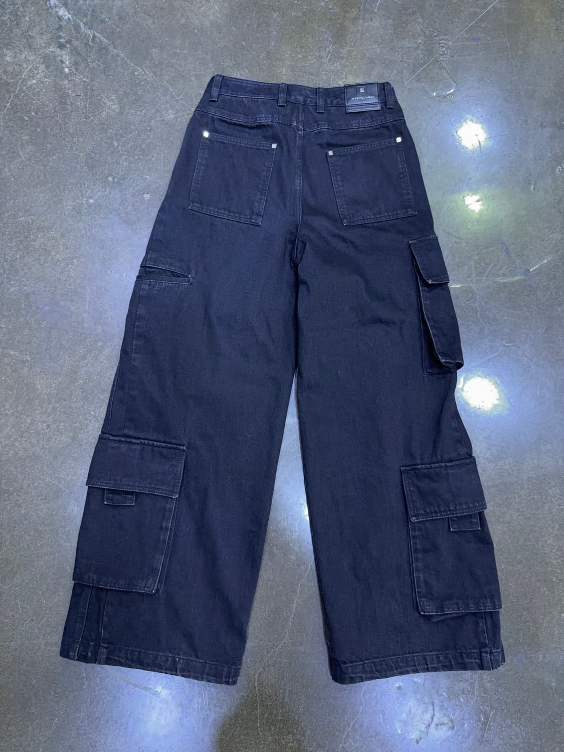 우스퀘어 핀턱 멀티카고 와이드핏 데님팬츠 블랙 30 상품이미지2