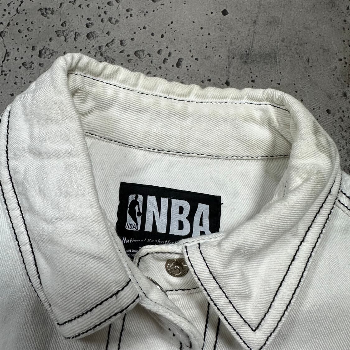 ✨ (바배) NBA 화이트 스티치 트러커 데님 자켓  상품이미지7