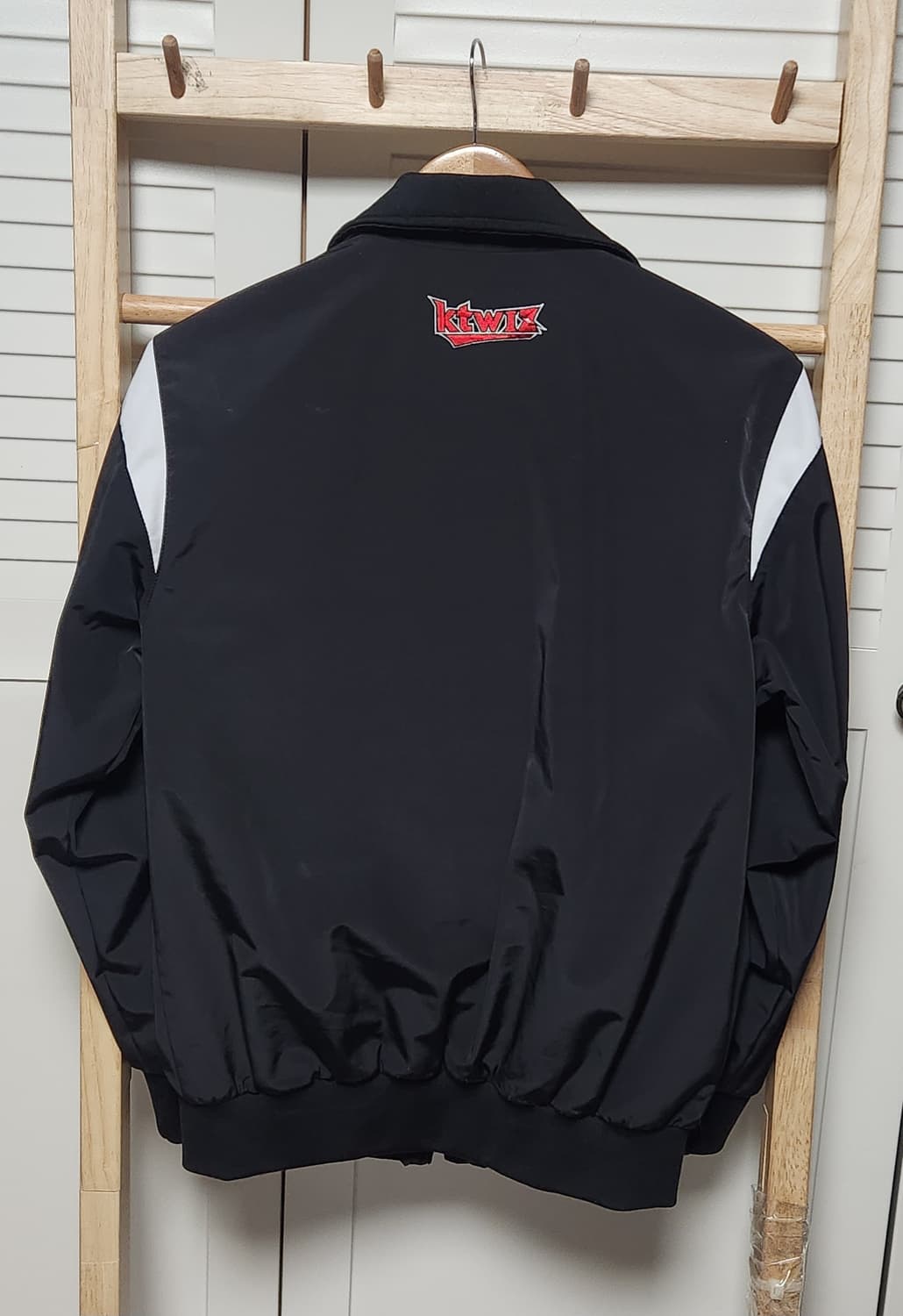 뉴발란스 2023 KT위즈 춘추 바람막이 자켓 상품이미지3