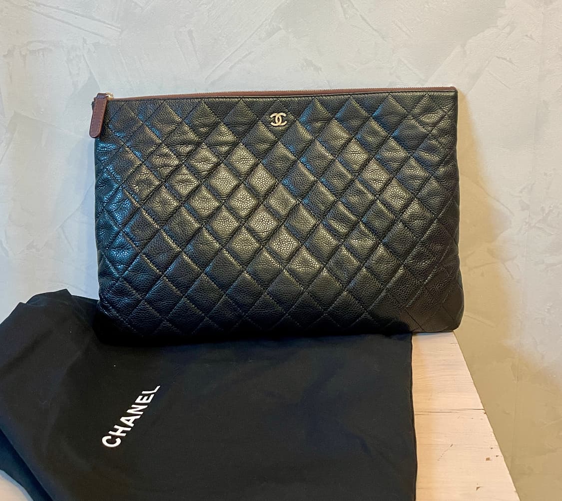 샤넬 Chanel 캐비어 퀼팅 클러치 라지사이즈(블랙/은장) 19번대 상품이미지1