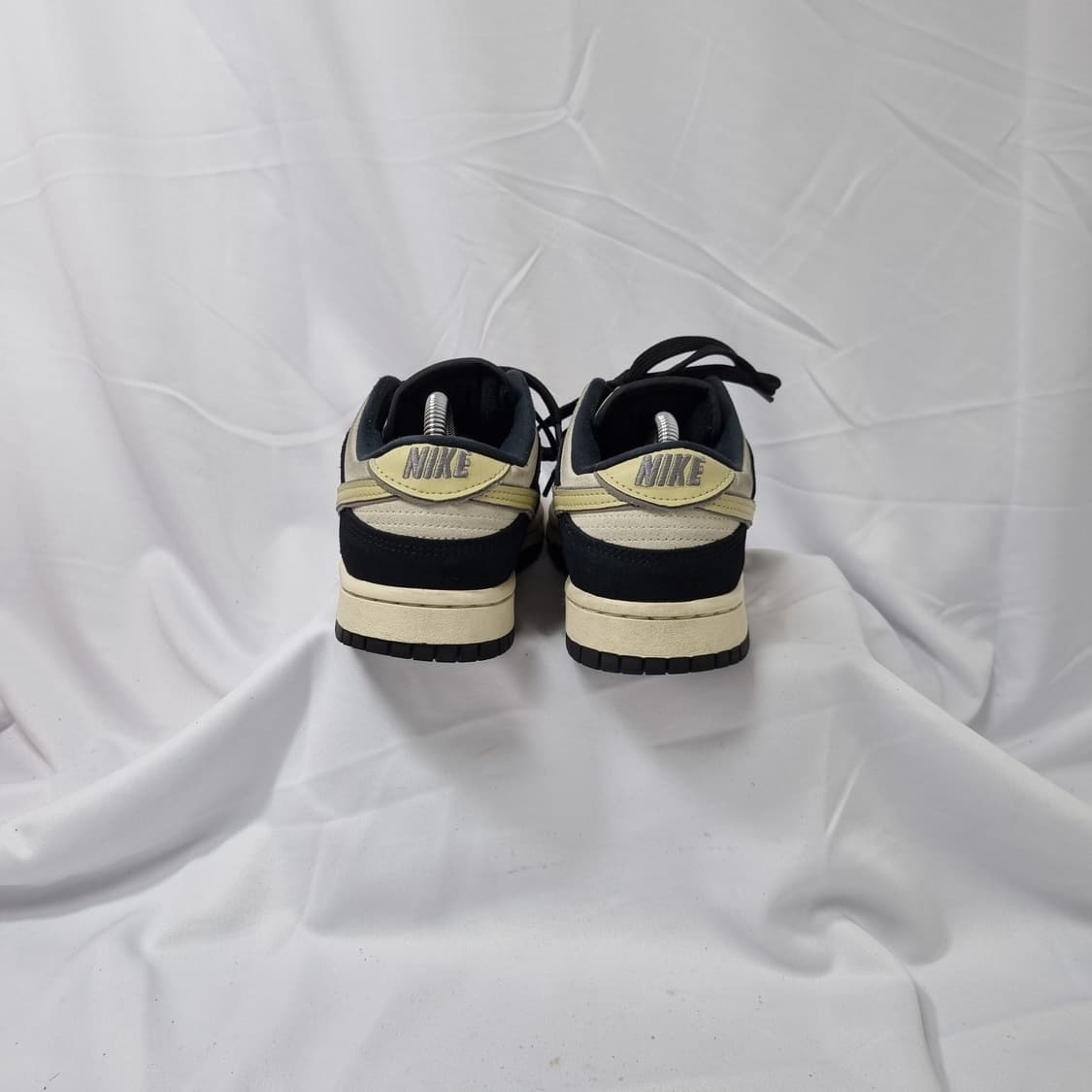 245 나이키 덩크 로우 LX 블랙 스웨이드 스니커즈 상품이미지3
