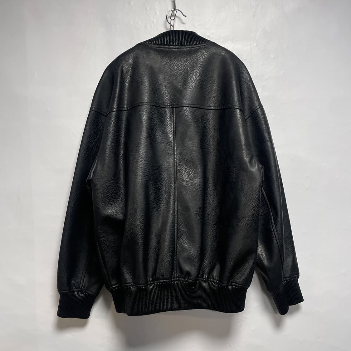 드레스볼륨 블랙 페이크 레더 봄버 자켓 상품이미지8