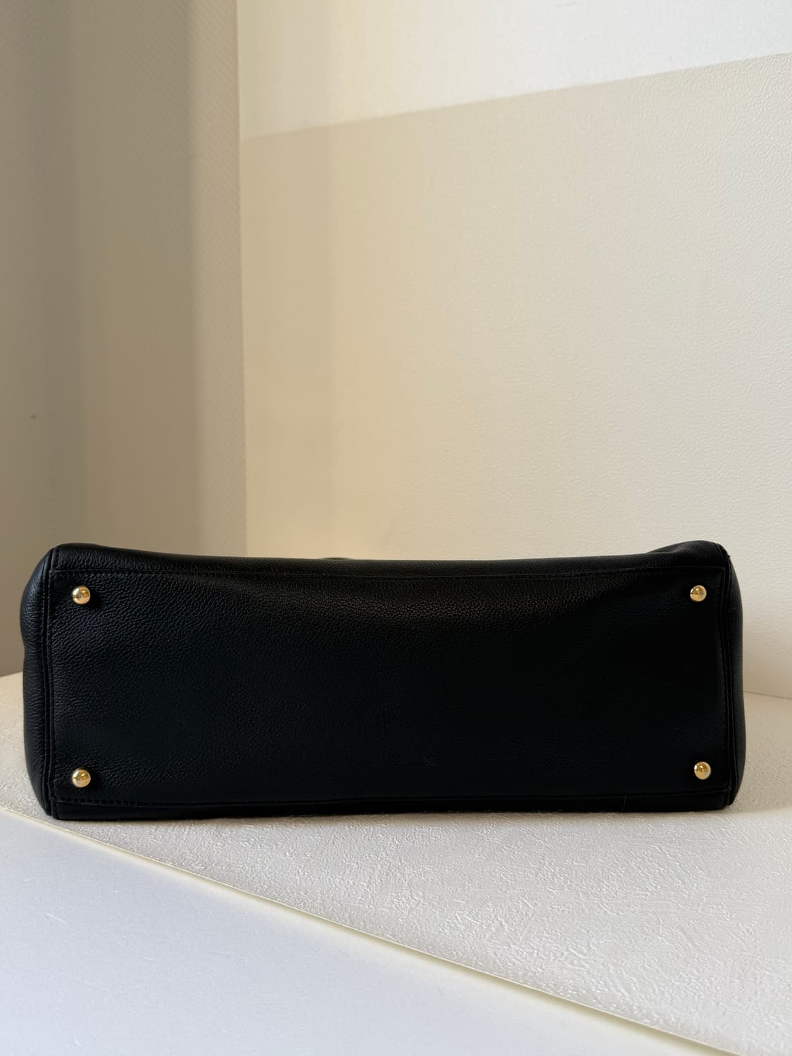 샤넬 블랙 서프백 가죽 토트백 금장 로고 상품이미지3