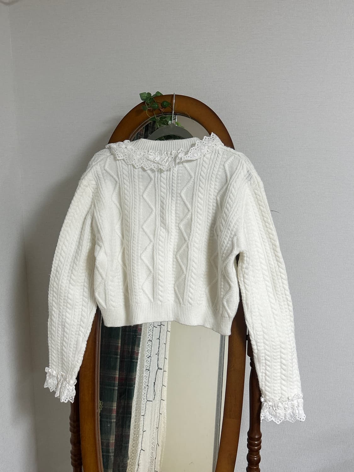 펀칭 프릴 크롭 니트가디건 상품이미지2