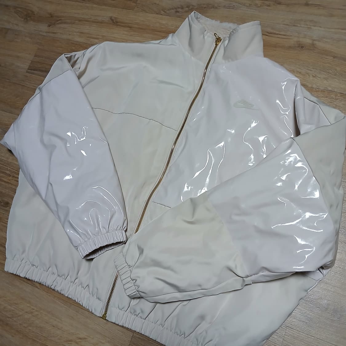 Nike 나이키 우먼 유광 점퍼 패딩 오버핏 상품이미지4