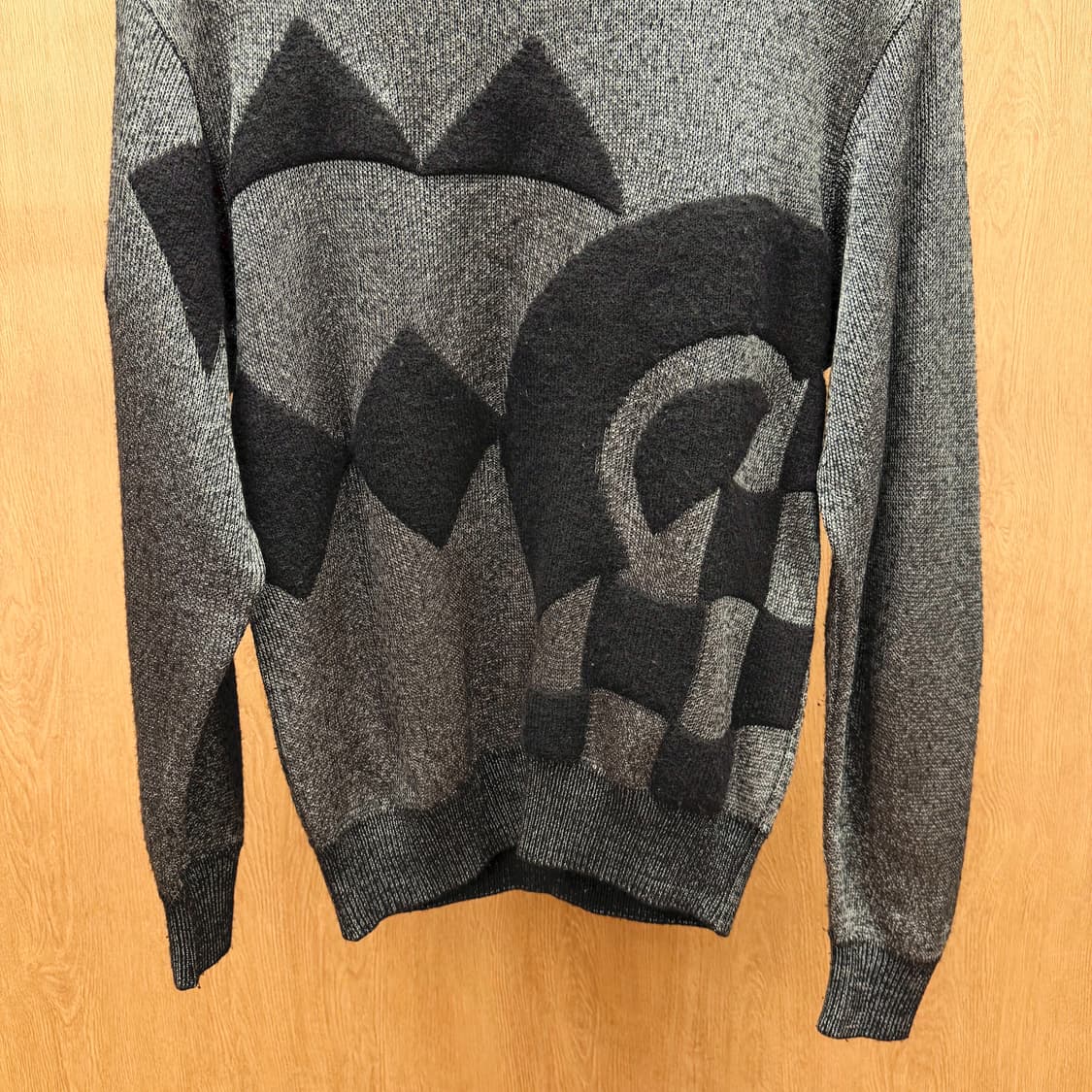 랑방 라운드넥 니트 블랙 헤어리 그래픽 짜임 디테일 레귤러핏 차콜 상품이미지5